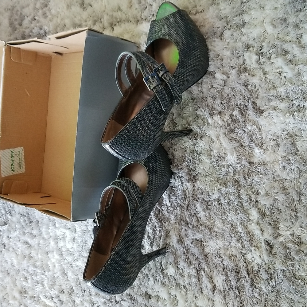 Shoes - Picture 2 of 4